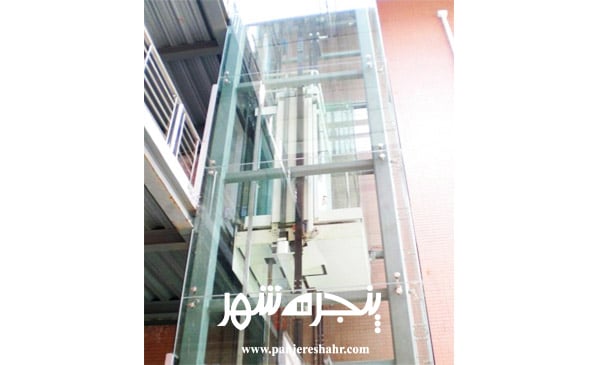 آسانسور شیشه ای در نمای ساختمان